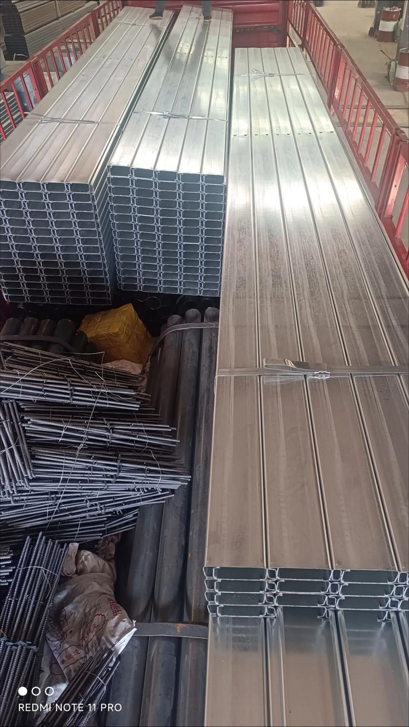 c型钢继续出库,云南友恒金属材料.钢结构材料,#彩钢